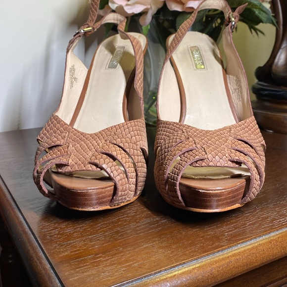 Guess heels. Size 9. Color is light brown - Picture 5 of 8